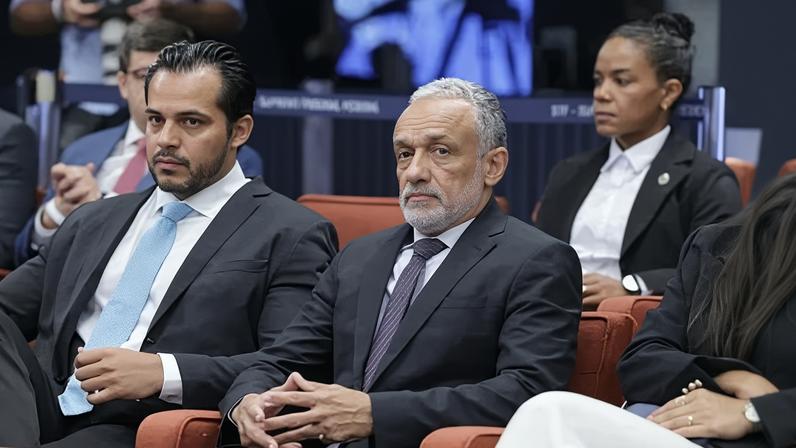 O réu Wladimir Matos Soares (de cabelo e barba grisalhos), agente da PF (Polícia Federal)