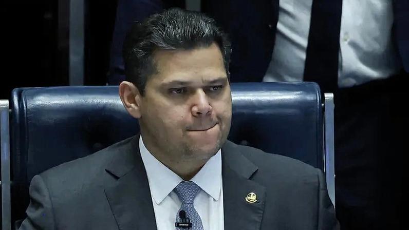 Senador e presidente do Congresso, Davi Alcolumbre, durante discurso contra o STF. (Foto: Lula Marques/Agência Brasil)