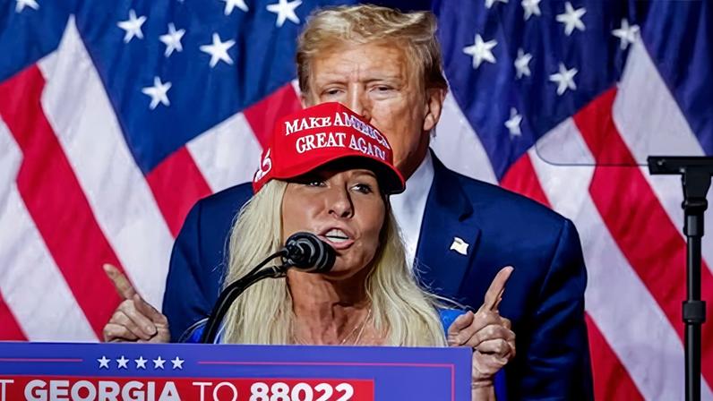 Marjorie Taylor Greene hace campaña por Trump (al fondo), en su distrito de Georgia, el 9 de marzo de 2024.