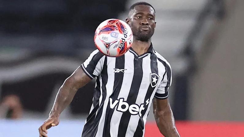 Bastos volta a ser titular no Botafogo após lesão grave