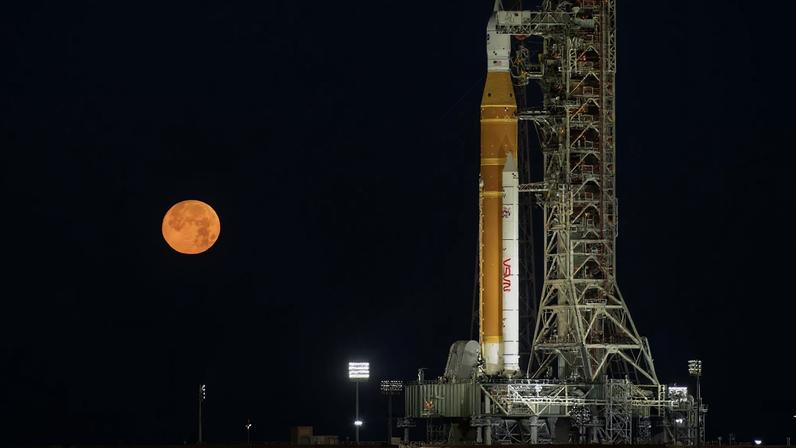 La Luna se eleva detrás del cohete Sistema de Lanzamiento Espacial y la nave espacial Orion de la misión Artemis II de la NASA, situados sobre una plataforma móvil de lanzamiento en el Complejo de Lanzamiento 39B del Centro Espacial Kennedy de la NASA en Florida, el domingo 1 de febrero de 2026. El vuelo de prueba Artemis II llevará al comandante Reid Wiseman, al piloto Victor Glover y a la especialista de misión Christina Koch, de la NASA, y al especialista de misión Jeremy Hansen, de la CSA (Agencia Espacial Canadiense), alrededor de la Luna y de vuelta a la Tierra.