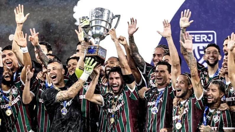 Martinelli com o trófeu da Taça Guanabara (Foto: Leonardo Brasil/Fluminense)