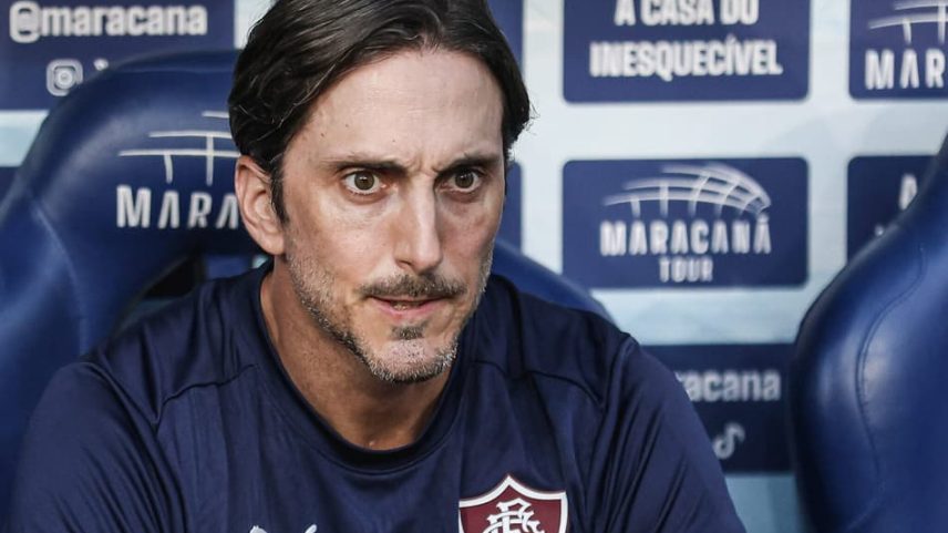 Zubeldía no banco de reservas do Fluminense (Foto: Lucas Merçon/ Fluminense FC)
