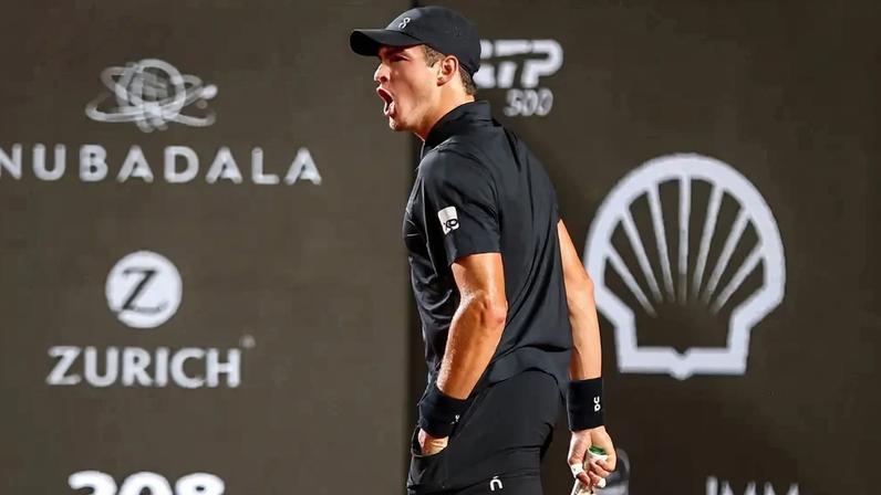 João Fonseca comemora ponto na derrota para o peruano Ignacio Buse no Rio Open (Foto: João Pires/Fotojump)