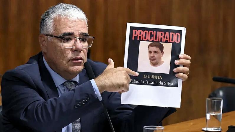 Senador Eduardo Girão provoca governistas com cartaz de "procurado" com o nome de Fábio Luiz, o Lulinha. (Foto: Carlos Moura/Agência Senado)