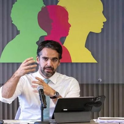 Eduardo Leite defende candidatura presidencial pelo PSD, visando despolarização