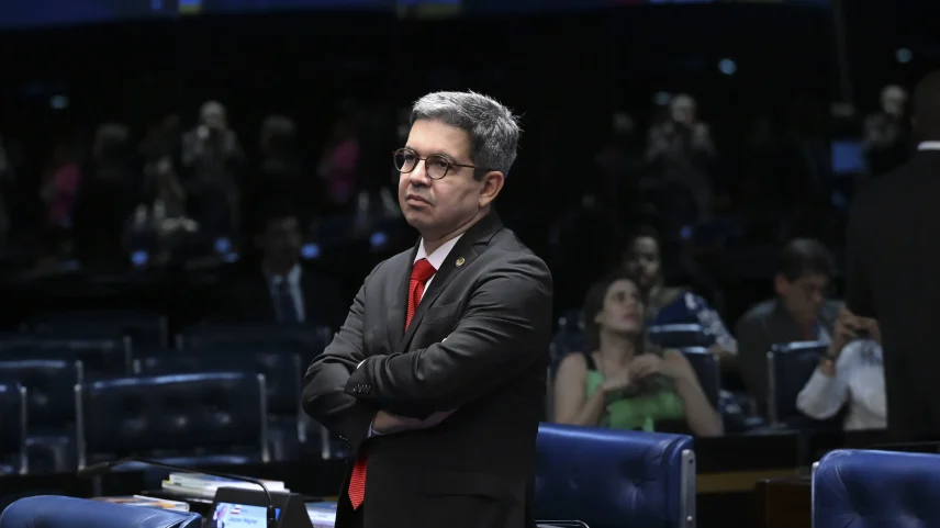 Randolfe Rodrigues faz comparação com o 8 de janeiro para dizer que decisão de Davi Alcolumbre será acatada. (Foto: Carlos Moura/Agência Senado)