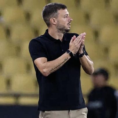 Anselmi é atingido por pedra de gelo em jogo do Botafogo no Equador
