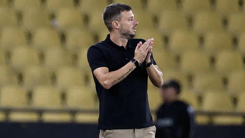 Anselmi é atingido por pedra de gelo em jogo do Botafogo no Equador