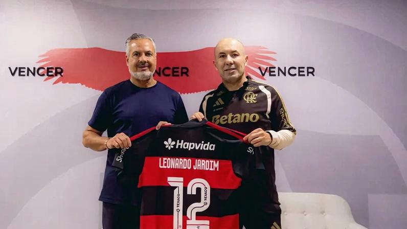 Leonardo Jardim, novo técnico do Flamengo, ao lado do diretor de futebol José Boto (Foto:Adriano Fontes/Flamengo)