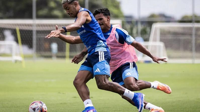 Trio faz atividade parcial no Cruzeiro; zagueiro volta a treinar integralmente