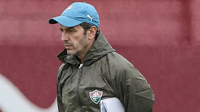 Zubeldía em treino do Fluminense no CT Carlos Castilho (Foto: Lucas Merçon/ Fluminense FC)