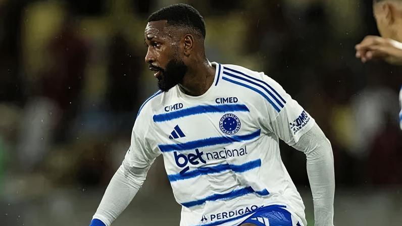 Gerson em ação contra o Flamengo, pelo Brasileirão