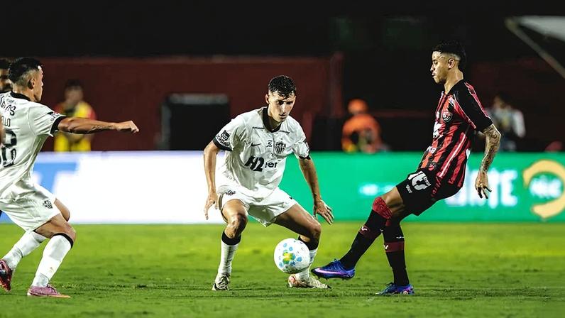 Vitória vence Atlético-MG e sobe na tabela do Brasileirão