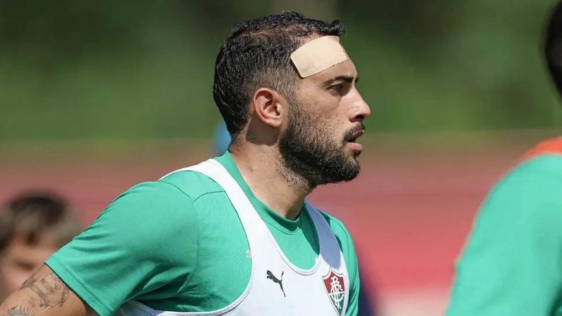 Freytes com curativo na testa em treino do Fluminense (Foto: Marcelo Gonçalves / Fluminense FC)