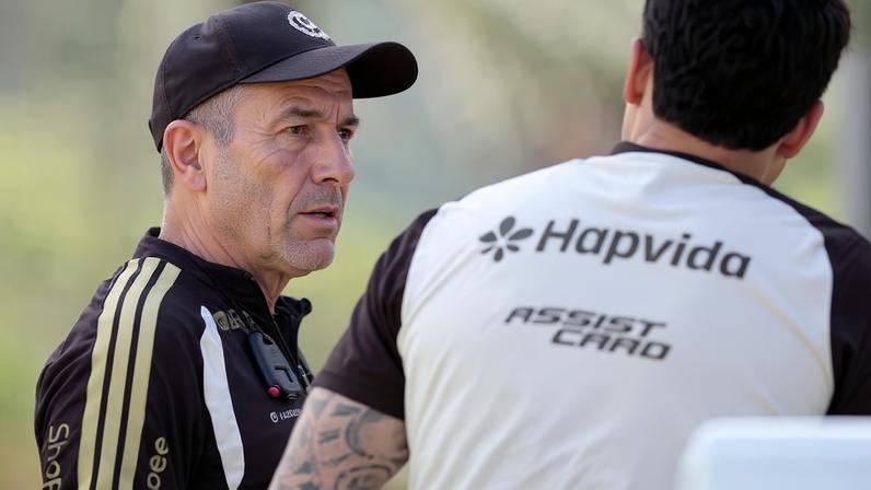 Leonardo Jardim em conversa com Pedro em treino do Flamengo — Foto: Gilvan de Souza / Flamengo