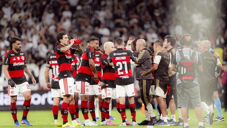Jardim dá instruções ao time do Flamengo em jogo contra o Corinthians — Foto: Adriano Fontes/Flamengo