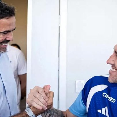 Artur Jorge visita a Toca da Raposa II e tem contato com jogadores do Cruzeiro