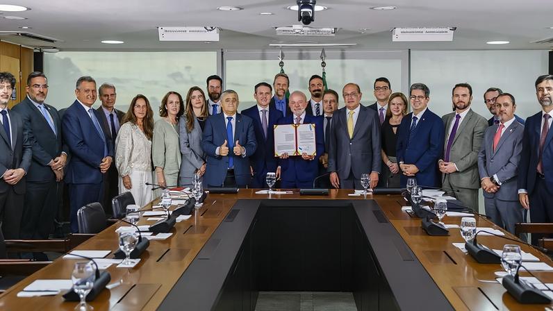 Presidente da República, Luiz Inácio Lula da Silva, durante a sanção do Projeto de Lei nº 5582, de 2025, que institui o marco legal do combate ao crime organizado no Brasil (Antifacção), realizada no Palácio do Planalto.