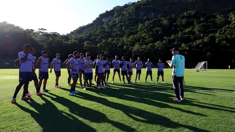 Botafogo inicia preparação para jogo atrasado com Bellão no comando