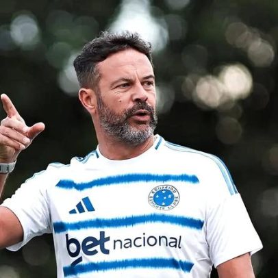 Artur Jorge treina com uniforme do Cruzeiro durante os treinos