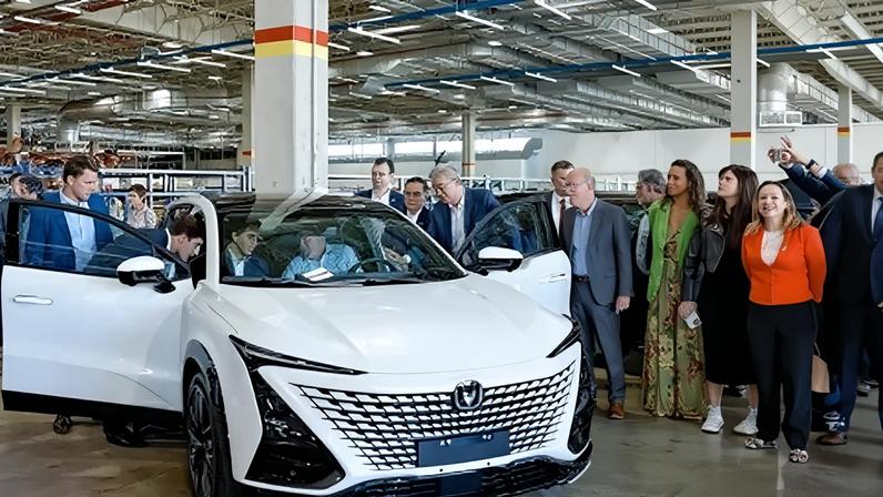 Presidente da República, Luiz Inácio Lula da Silva, durante visita à fábrica da CAOA, em Anápolis, com o novo Changan UNI-T