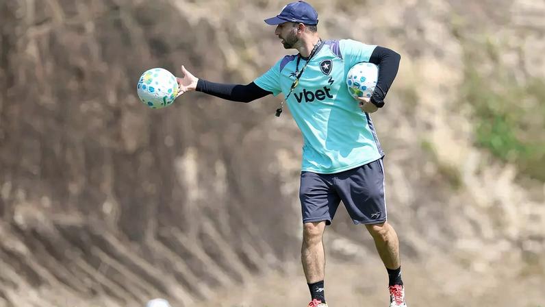 Rodrigo Bellão é o técnico interino do Botafogo (Foto: Vítor Silva/Botafogo)