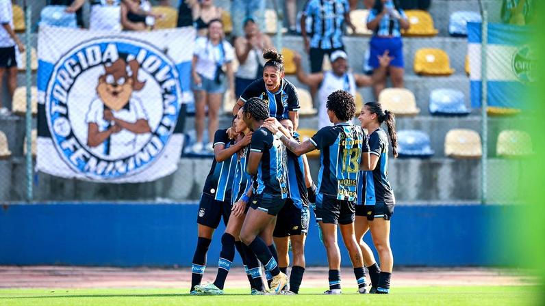 Lance da partida entre Gremio e Internacional disputada na noite desta segunda-feira no Estádio do SESC, em Porto Alegre, valida pelo Campeonato Brasileiro Feminino 2026. FOTO: LUCAS UEBEL/GREMIO FBPA