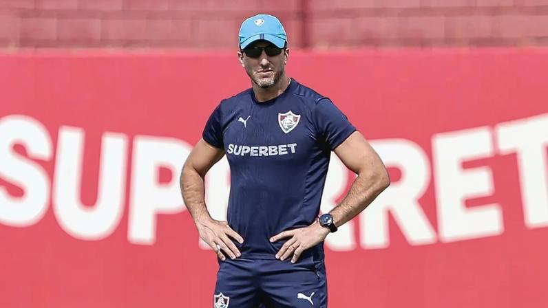 Zubeldía em treno do Fluminense no CT Carlos Castilho (Foto: Lucas Merçon/ Fluminense FC)