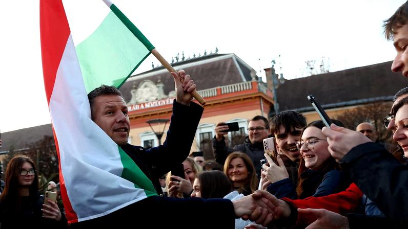 Oposição húngara lidera em pesquisas; extrema-direita ganha apoio