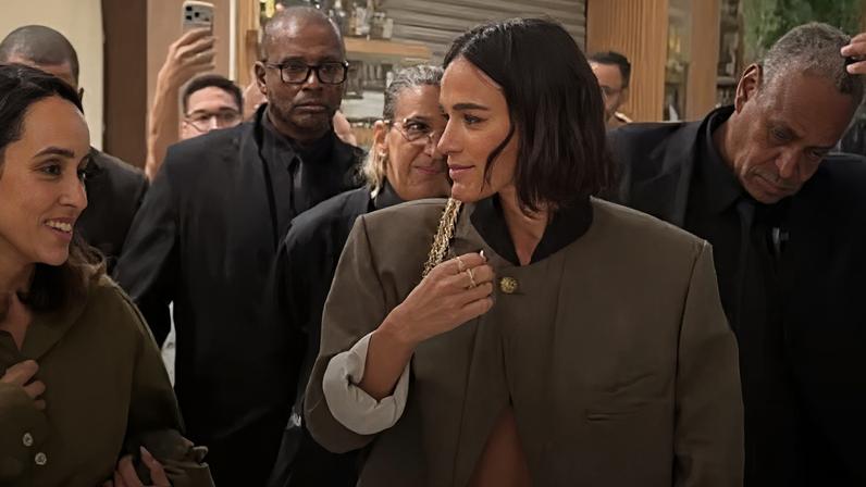Bruna Marquezine surgiu com 'esquema de segurança' em shopping