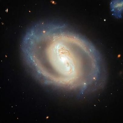 Hubble mostra galáxia com buraco negro gigante e nascimento de estrelas