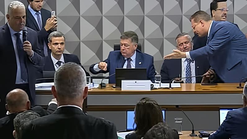 A confusão ocorreu ainda no início da leitura do relatório