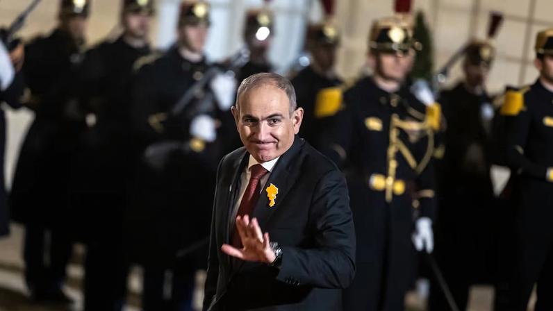 El primer ministro armenio, Nikol Pashinyan, llega a una cena en el Elíseo, en París, el martes.