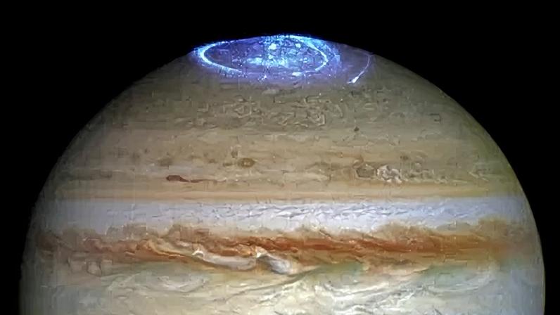 Imagem de Júpiter capturada com o Telescópio Espacial Hubble, da Nasa/ESA, para estudar auroras do planeta (como registrada no topo da foto)
