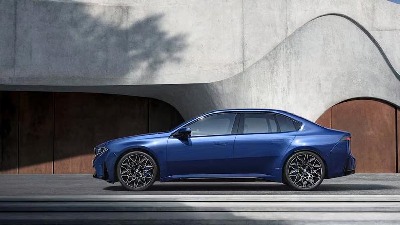 Modelo mais vendido da montadora ganha versão elétrica com até 900 km de autonomia, enquanto empresa busca ampliar participação no mercado de EVs premium