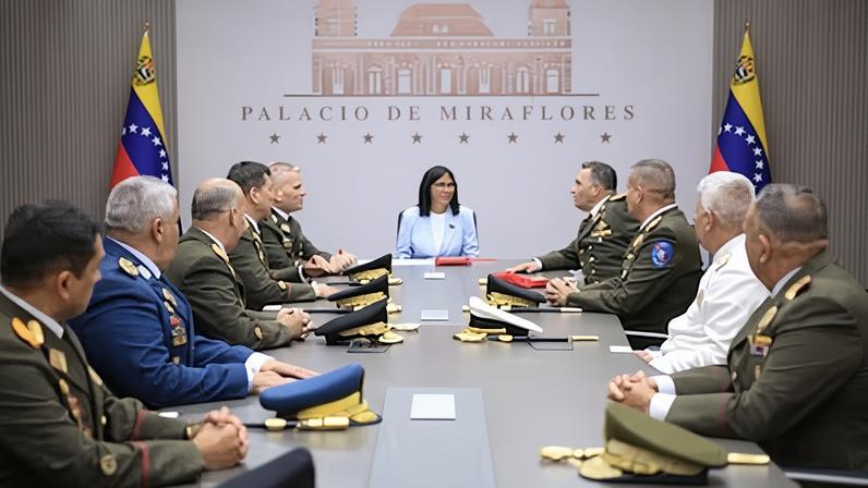 Delcy Rodríguez en reunión con la cúpula militar, encabezada por Gustavo González, este jueves.