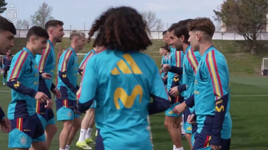 A seleção espanhola mantém o clima leve antes de amistoso contra a Sérvia.