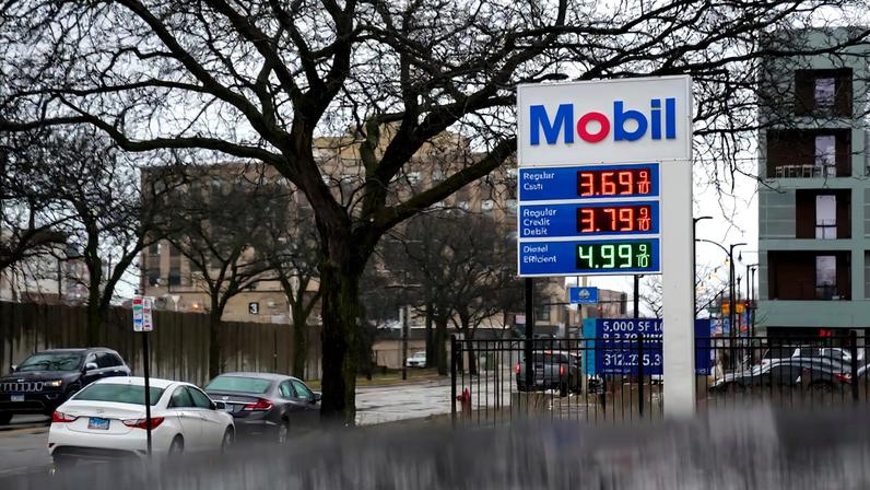 Una gasolinera con los precios por encima de 3,5 dólares el galón en Evanston, Illinois.
