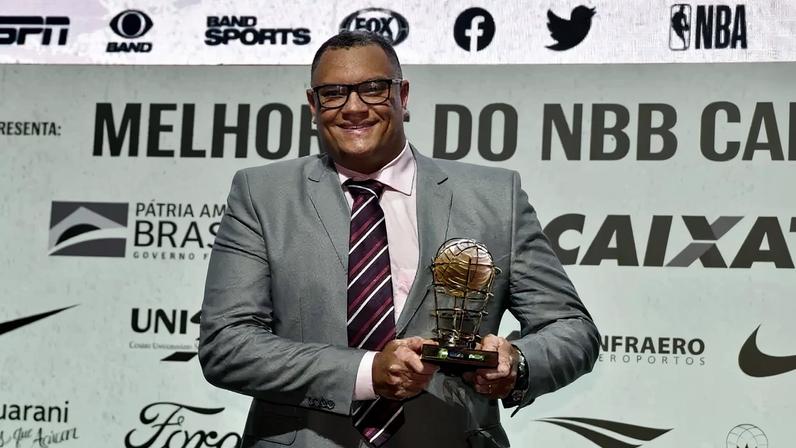 Léo Figueiró recebeu o troféu na Festa dos Melhores da última noite (Foto: Divulgação/NBB)