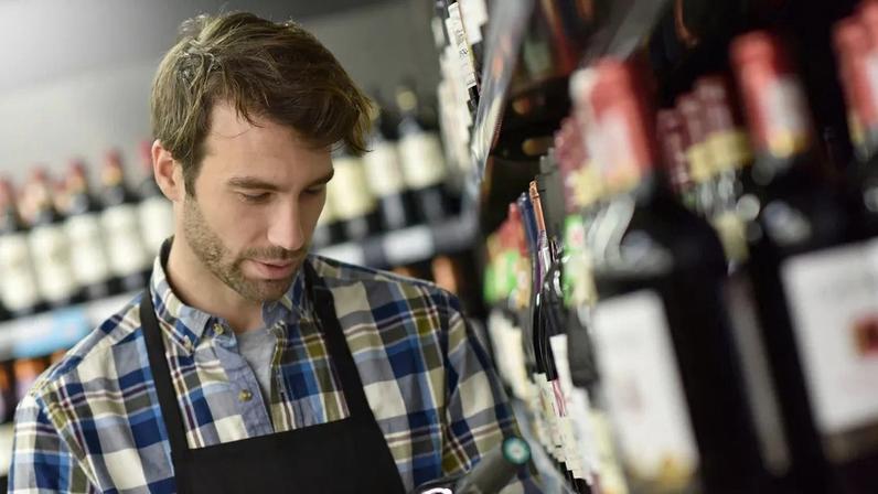Les conseils des cavistes sur les vins à dénicher dans les supermarchés.