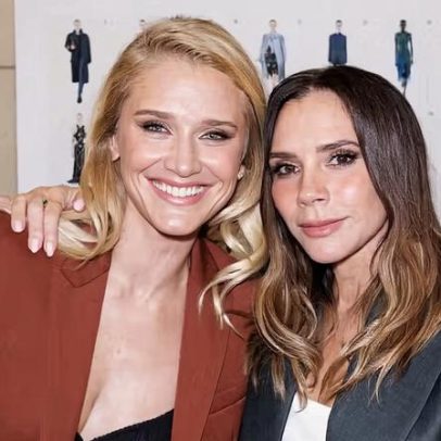 Celina Locks reverencia Victoria Beckham após desfile em Paris