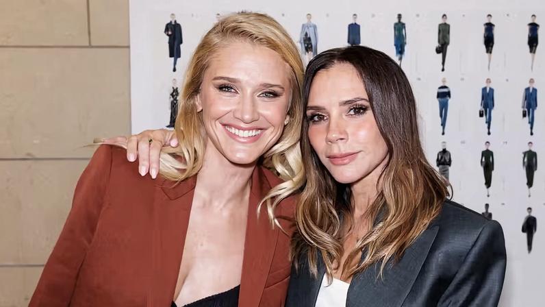 Celina Locks reverencia Victoria Beckham após desfile em Paris