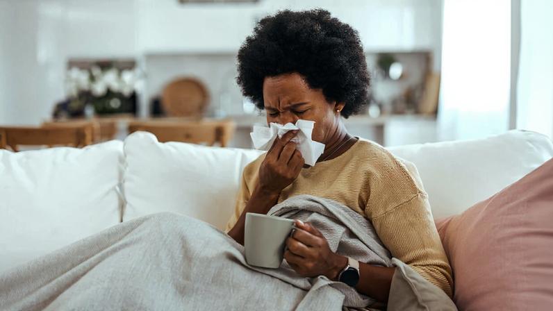 Vacinação, hidratação e alguns hábitos do dia a dia podem ajudar a prevenir e aliviar quadros de gripes e resfriados