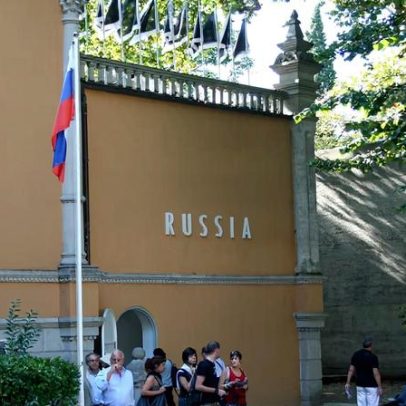 Europarlamento pede corte de financiamento à Bienal de Veneza pela Rússia