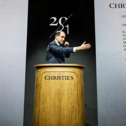 Moore e Tanning estabelecem recordes em leilão triplo da Christie’s em Londres