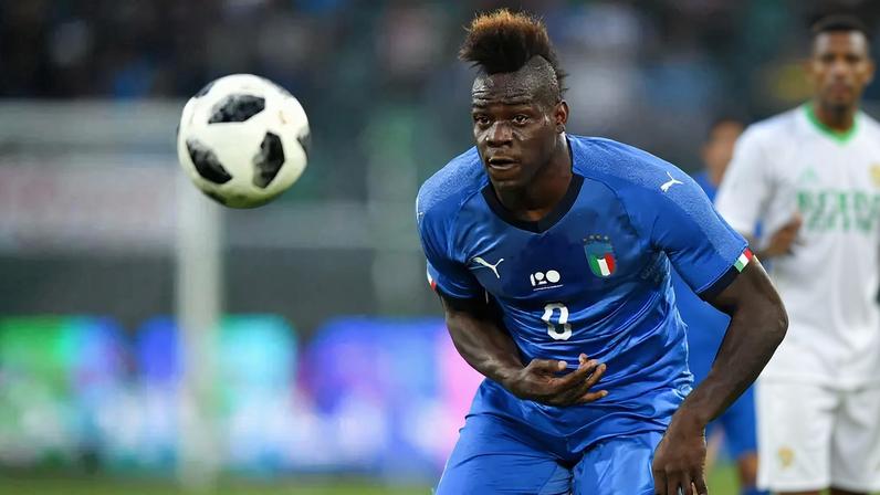 Balotelli em ação pela seleção italiana (Foto: FABRICE COFFRINI / AFP)