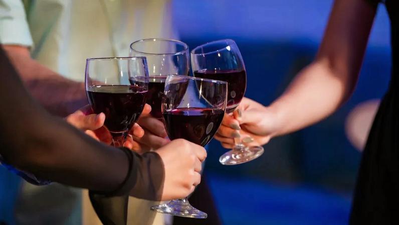 Estudo mostra que mulheres evitam beber vinho à noite por medo de serem drogadas