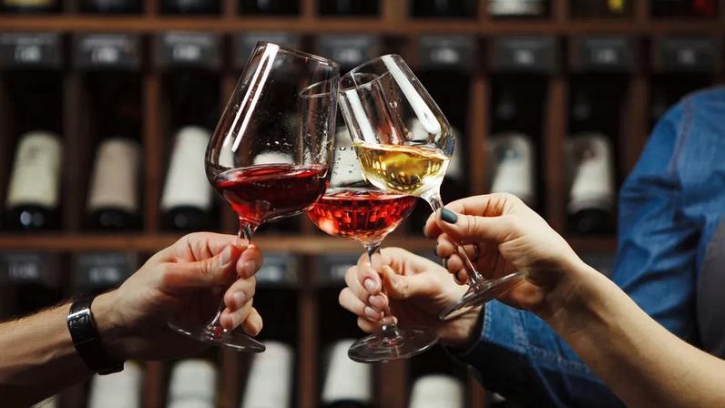 Franceses revelam preferência entre vinho tinto e branco, segundo estudo