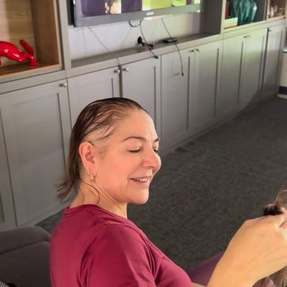 Mãe de Lucas Lucco corta o cabelo após diagnóstico de alopecia